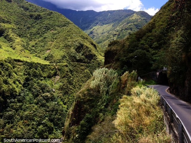 Túnel na via de cachoeiras em Banos, o rochedo ïngreme a esquerda é uma enorme baixa direta. (640x480px). Equador, América do Sul.