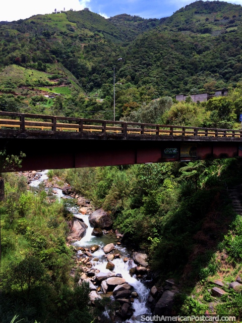 A ponte, rio e colinas, gosta do cenário na capital de aventura, Banos. (480x640px). Equador, América do Sul.