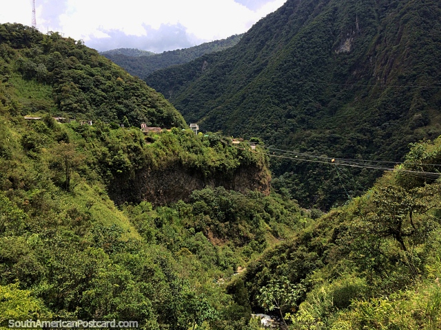 Aventura en canopy en el valle cuesta abajo desde Banos, muy verde. (640x480px). Ecuador, Sudamerica.