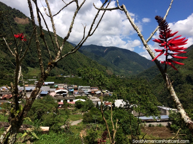 La pequeño pueblo de Río Verde, a 14,5 km de Banos, llega en bicicleta. (640x480px). Ecuador, Sudamerica.