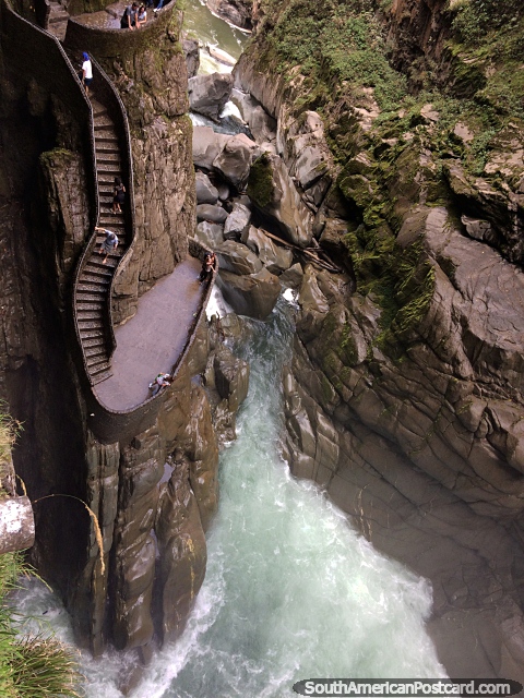 Examinando plataformas e escadaria em cachoeira de Pailon do Diablo em Banos, wow. (480x640px). Equador, América do Sul.