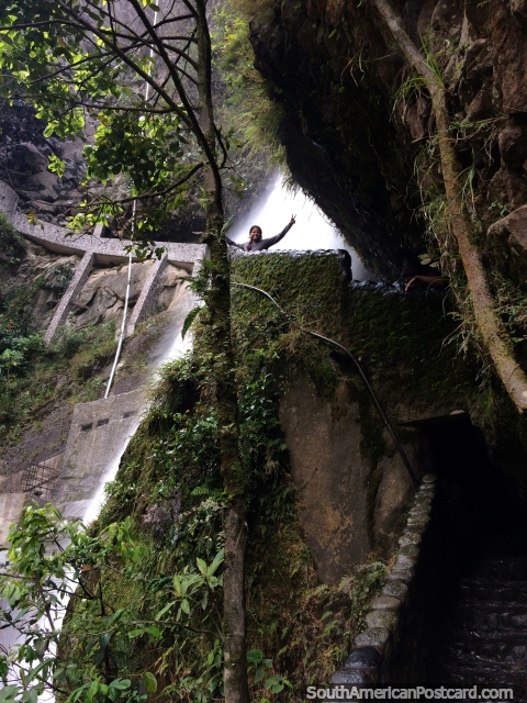Escada acima para direito real ensopar em cachoeira de Pailon do Diablo, Banos. (480x640px). Equador, América do Sul.