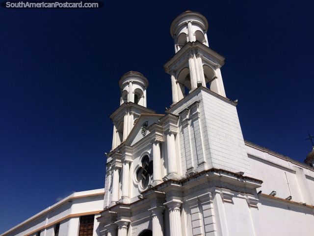 Santo Domingo Church in Latacunga, built in 1634/35, bright white facade. (640x480px). Ecuador, South America.