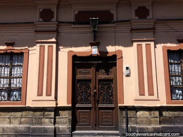 Edificio histórico con zócalo de piedra y puerta de madera y hierro en Latacunga. (640x480px). Ecuador, Sudamerica.