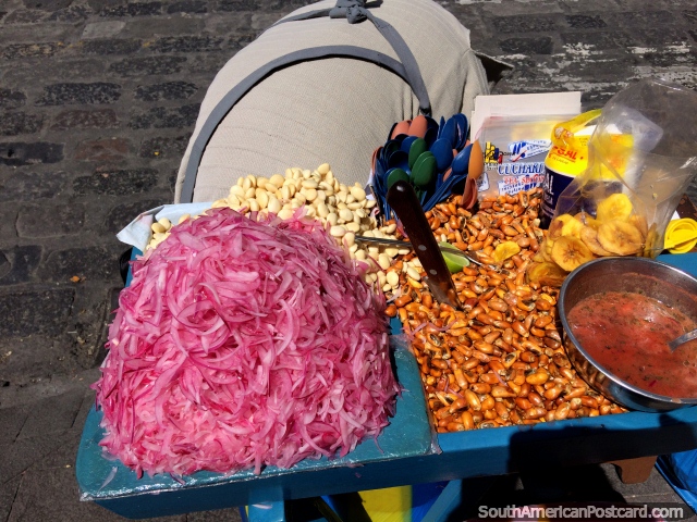 Cebolla roja, maz seco, chips de pltano, comida callejera en Latacunga. (640x480px). Ecuador, Sudamerica.