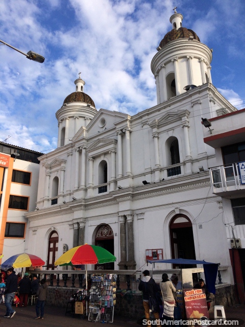 Iglesia de El Salto en Latacunga, construida en 1768, daada por un terremoto en 1797 y reconstruida. (480x640px). Ecuador, Sudamerica.