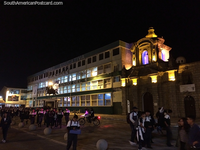 San Jose La Salle College (partiu) e igreja de São Francisco em Latacunga a noite. (640x480px). Equador, América do Sul.