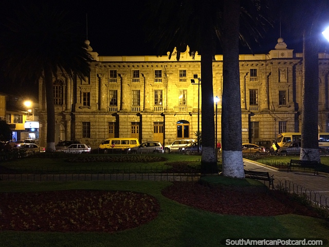 O Palácio Municipal e museu em Latacunga a noite, edifïcio histórico junto do parque. (640x480px). Equador, América do Sul.