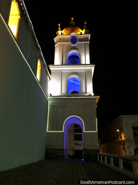 Torre de catedral com cúpula de ouro e luz azul dentro da torre de sino a noite, Latacunga. (480x640px). Equador, América do Sul.