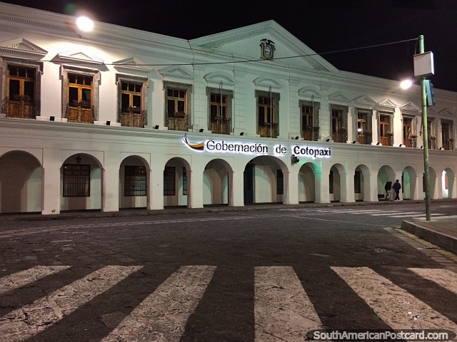 Governo de Cotopaxi que constrói com fachada branca e arcos em Latacunga a noite. (640x480px). Equador, América do Sul.
