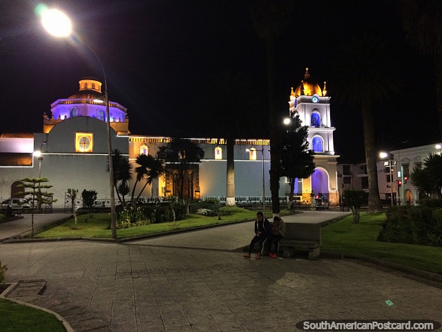 Catedral branca com luzes coloridas à noite ao lado de Parque Vicente Leon em Latacunga. (640x480px). Equador, América do Sul.