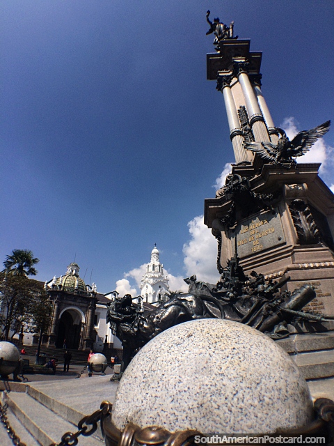 Monumento central alto y edificios distantes en la Plaza de la Independencia en Quito. (480x640px). Ecuador, Sudamerica.