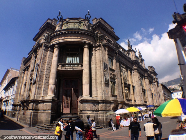 Famosa fachada histrica de piedra del Banco Central del Ecuador en Quito. (640x480px). Ecuador, Sudamerica.