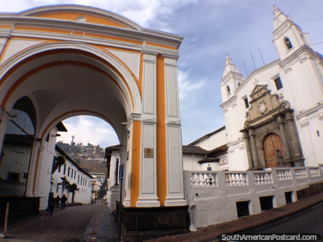 Arco da rainha de anjos (1726) e mosteiro de Santa Clara (1647) em Quito. (640x480px). Equador, América do Sul.