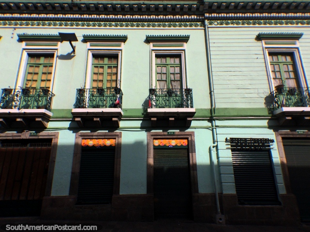 Fachada de madeira histórica com portas verdes e balcões de ferro, Quito central. (640x480px). Equador, América do Sul.