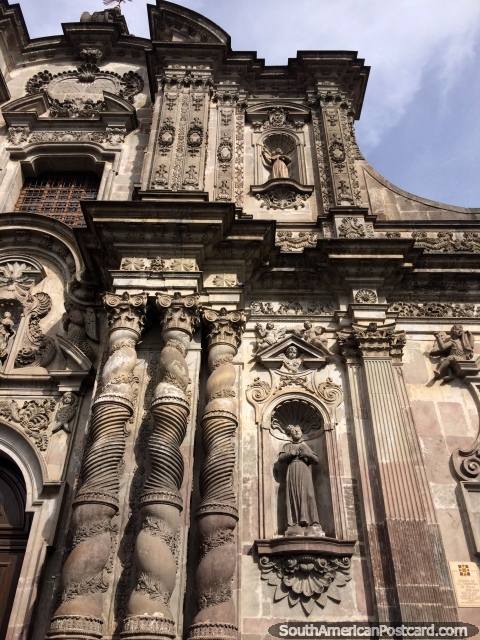 Fachada de pedra intricada de Compania de igreja de Jesus em Quito, construído de 1605 a 1613. (480x640px). Equador, América do Sul.