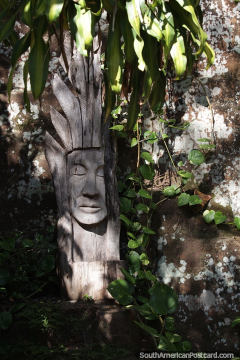 Jefe guaran con plumas esculpidas en madera en el Paseo de los Mitos en Trinidad. (480x720px). Paraguay, Sudamerica.