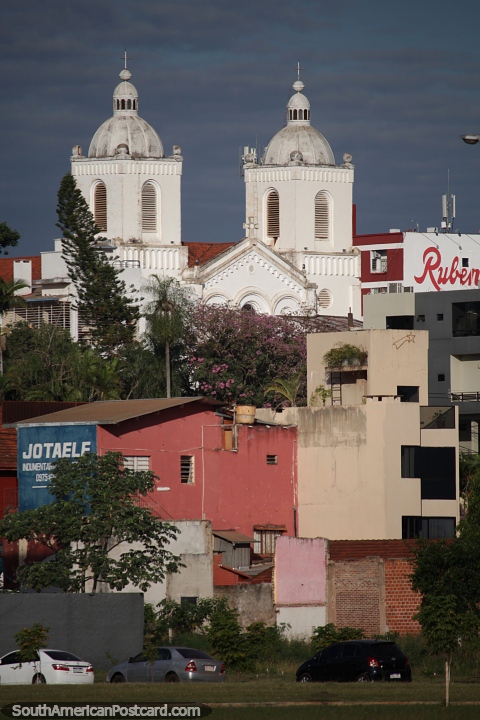 Torres brancas da Catedral da Encarnao em Encarnacion. (480x720px). Paraguai, Amrica do Sul.