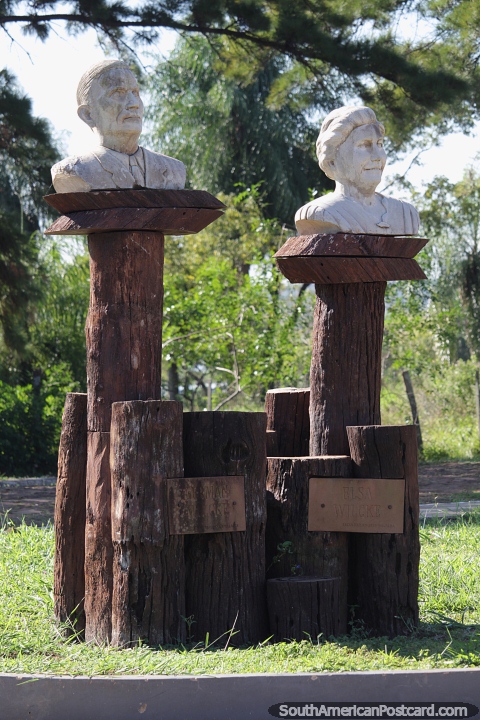 German e Elsa Wilcke, fundadoras de um lar para idosos, esculturas em Carmen del Parana de Andres Villalba. (480x720px). Paraguai, Amrica do Sul.