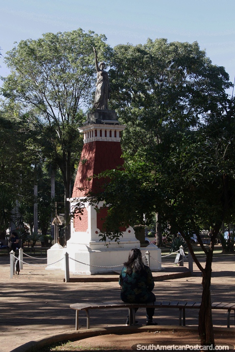 Estatua de la Libertad (una mujer sosteniendo una antorcha), (1917) en Villarrica. (480x720px). Paraguay, Sudamerica.