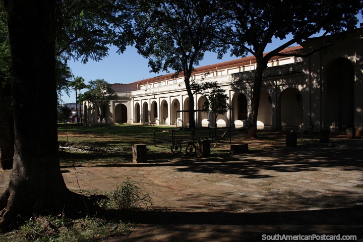 Edificio catedralicio con arcos a lo largo del costado en Villarrica. (720x480px). Paraguay, Sudamerica.
