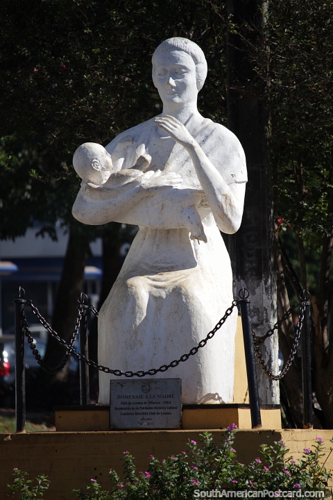 Homenaje a las Madres, estatua de una madre y su hijo en Villarrica (480x720px). Paraguay, Sudamerica.