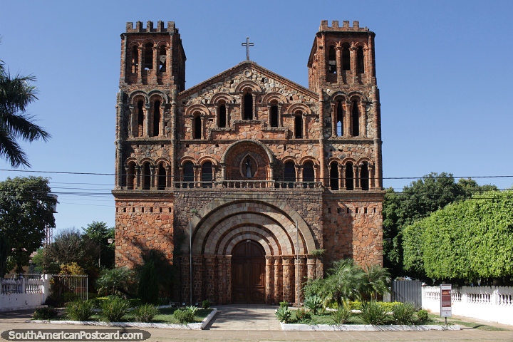 Iglesia Ybaroty construida en 1944 en Villarrica hecha de piedra. (720x480px). Paraguay, Sudamerica.