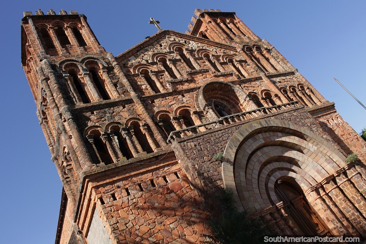 Impresionante iglesia construida en piedra con muchos detalles en Villarrica. (720x480px). Paraguay, Sudamerica.