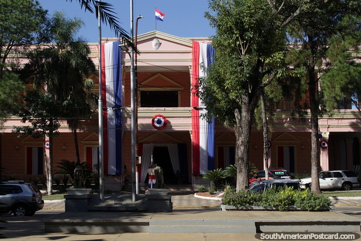 Edificios gubernamentales frente a la plaza en Villarrica. (720x480px). Paraguay, Sudamerica.