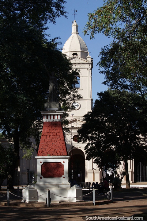 Iglesia Catedral del Espritu Santo (1897) en la Plaza de la Libertad de Villarrica. (480x720px). Paraguay, Sudamerica.
