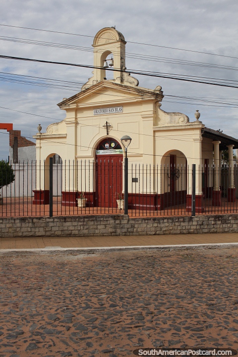 Oratorio San Blas en Carapegu, iglesia blanca con campanario. (480x720px). Paraguay, Sudamerica.