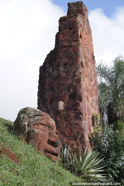Monumento al reloj solar en San Ignacio Guaz. (480x720px). Paraguay, Sudamerica.