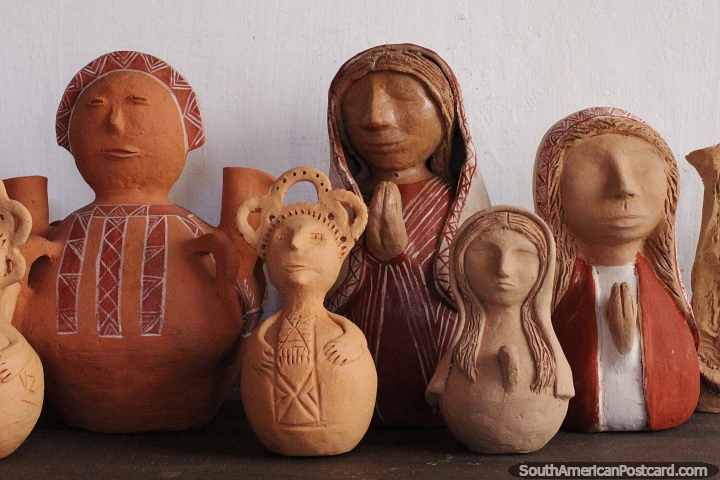 Figuras de cermica muy bien elaboradas fuera del museo en San Ignacio Guaz. (720x480px). Paraguay, Sudamerica.