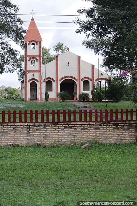 Igreja em Valle Apa. (480x720px). Paraguai, Amrica do Sul.