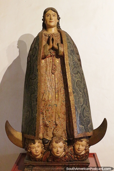 Escultura de madera del siglo XVIII de la Virgen Inmaculada en el museo Yaguarn. (480x720px). Paraguay, Sudamerica.