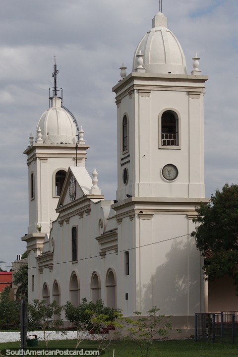 Vista lateral da famosa catedral branca de Paraguari. (480x720px). Paraguai, Amrica do Sul.