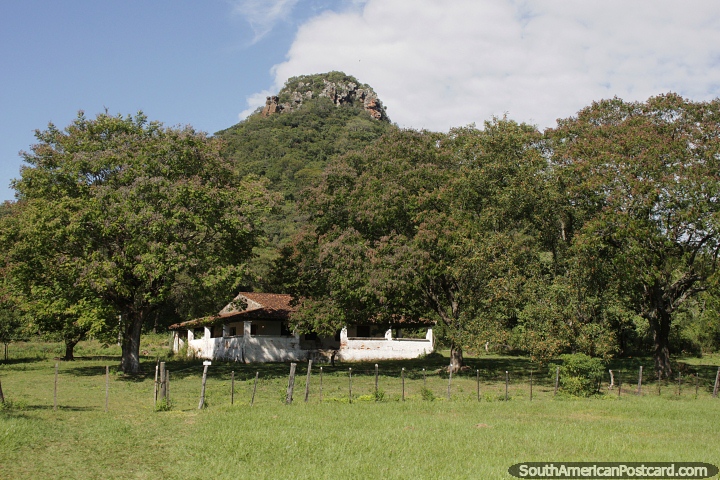 Casa en el campo debajo del Cerro Hu en Paraguar. (720x480px). Paraguay, Sudamerica.
