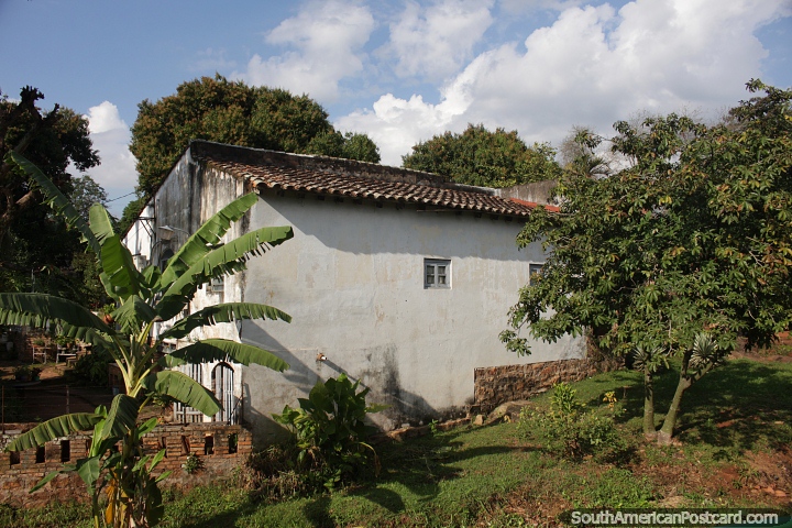 Casa blanca y naturaleza alrededor del arroyo en Caacup. (720x480px). Paraguay, Sudamerica.