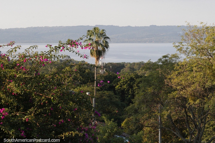 Vista do Lago Ypacarai do topo da colina em Aregua. (720x480px). Paraguai, Amrica do Sul.