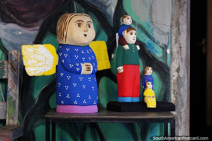 Figuras pintadas de madera en una tienda de artesanas en Aregua. (720x480px). Paraguay, Sudamerica.