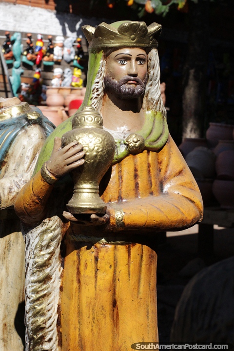 Figura religiosa segurando uma urna dourada confeccionada em Aregua. (480x720px). Paraguai, Amrica do Sul.