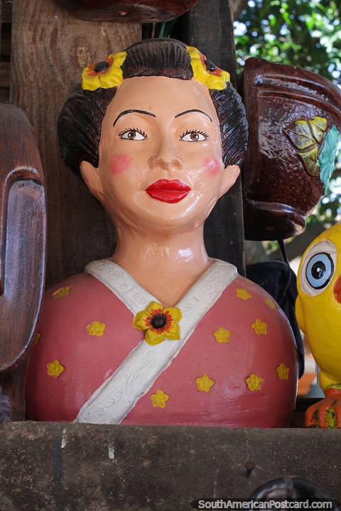 Bonita mujer de cermica con flores en el pelo y pintada muy bien hecha en Aregua. (480x720px). Paraguay, Sudamerica.