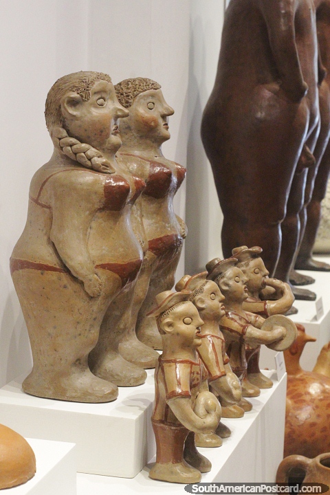 Pequenas figuras de cermica no centro cultural de Aregua. (480x720px). Paraguai, Amrica do Sul.