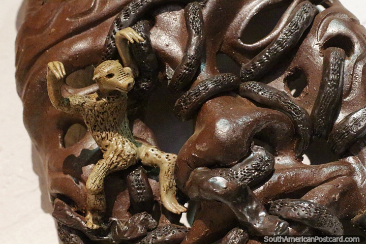 Extraa figura y serpientes, interesante creacin cermica en Aregua. (720x480px). Paraguay, Sudamerica.
