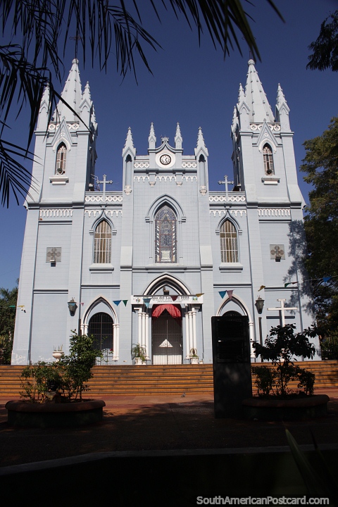 Catedral de San Lorenzo en la Plaza Cerro Cora. (480x720px). Paraguay, Sudamerica.