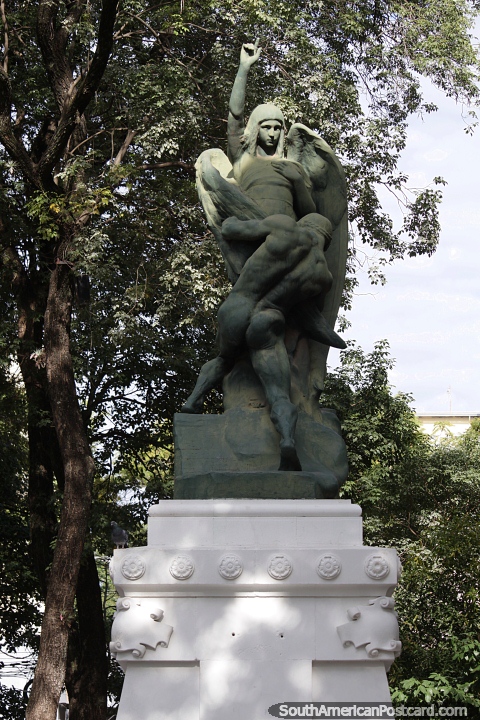 Monumento a la libertad en Plaza de la Libertad en Asuncin. (480x720px). Paraguay, Sudamerica.