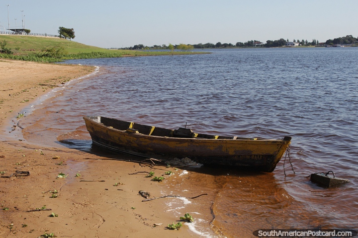 Barco de madera en la playa junto al ro Paraguay en la Baha de Asuncin. (720x480px). Paraguay, Sudamerica.