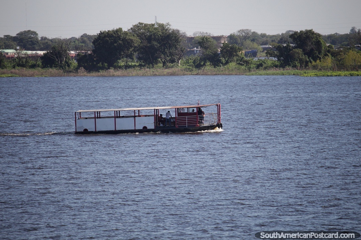 Barco de passageiros corre ao longo do rio Paraguai, em Assuno. (720x480px). Paraguai, Amrica do Sul.