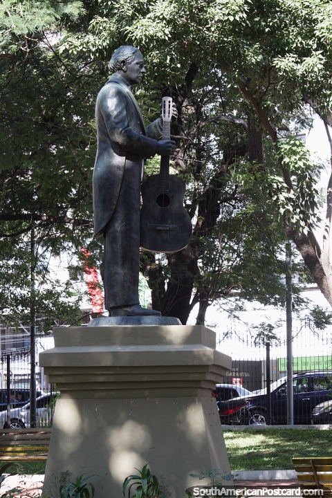 Monumento de un hombre sosteniendo una guitarra en Asuncin. (480x720px). Paraguay, Sudamerica.