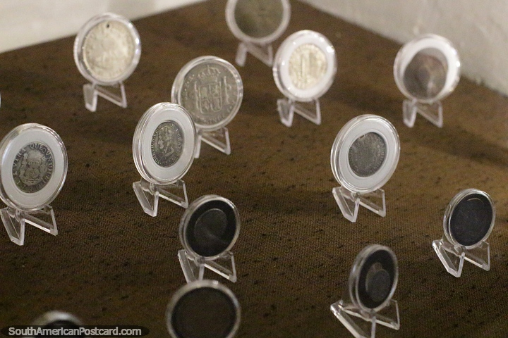 Monedas antiguas en exhibicin en el Museo Nacional Casa de la Independencia en Asuncin. (720x480px). Paraguay, Sudamerica.